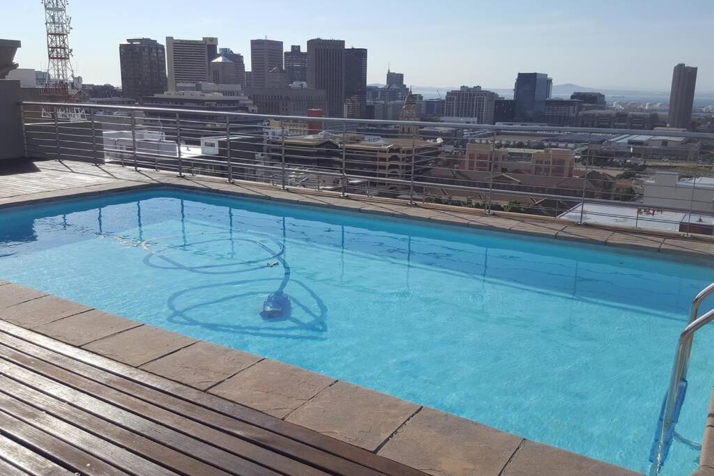 Ferienwohnung Four Seasons 818- Spacious Cbd Studio - Onsite Parking, Gym & Rooftop Pool Kapstadt Exterior foto