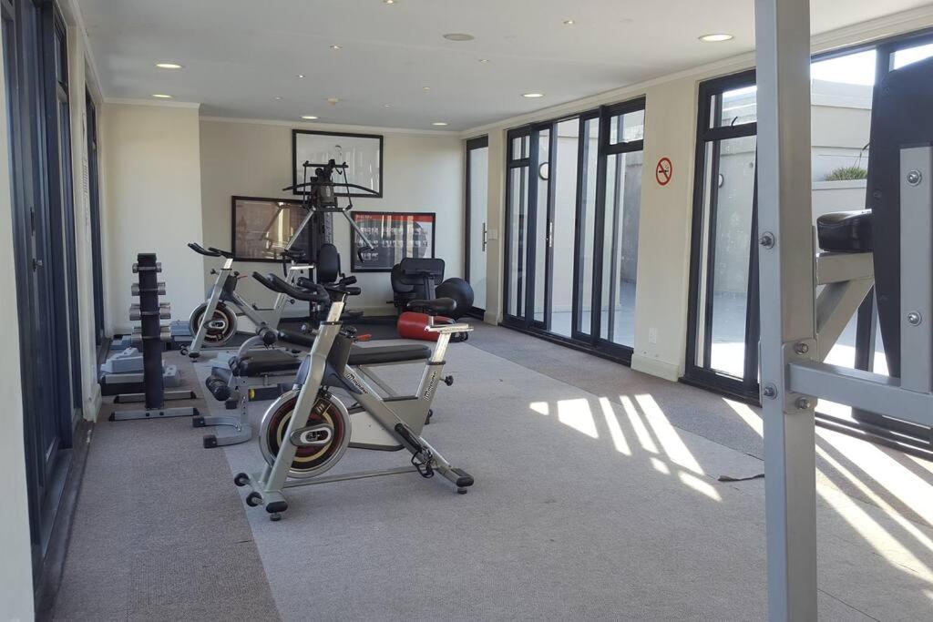 Ferienwohnung Four Seasons 818- Spacious Cbd Studio - Onsite Parking, Gym & Rooftop Pool Kapstadt Exterior foto